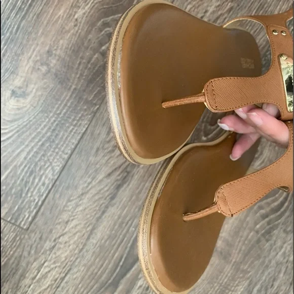 MK Plate Flat Thong Sandals - Picture 5 of 9